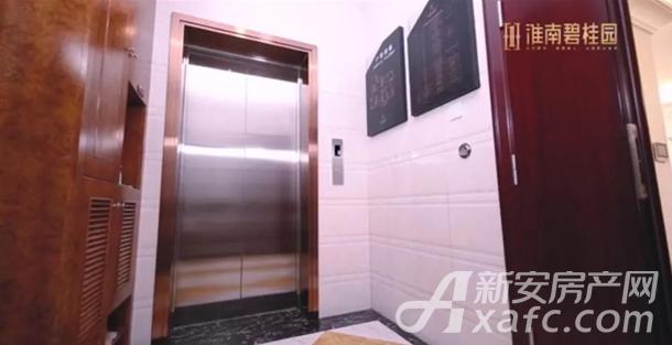 C户型电梯厅实景图 C户型电梯厅实景图
