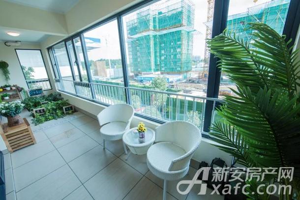 C户型阳台实景图 C户型阳台实景图