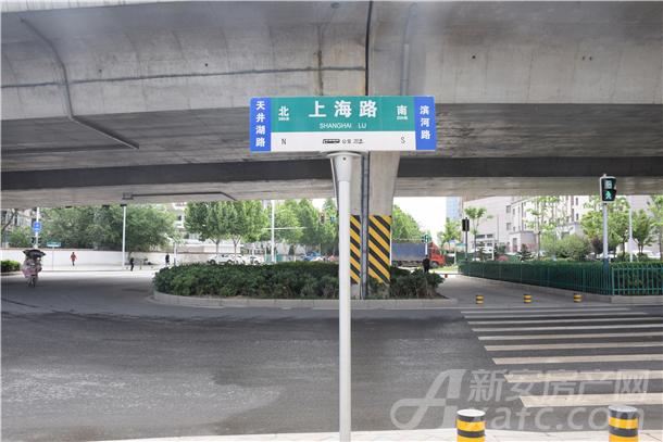 上海路标识牌