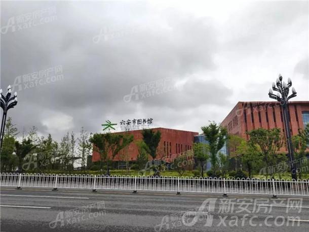 六安市政务中心 沿着佛子岭路穿过两个红绿灯不到十五分钟就到达了